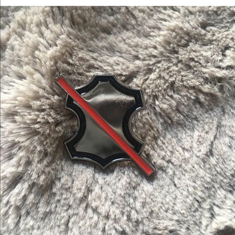 Enamel pin/Brooch 🚫Not Leather symbol Say No